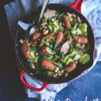 5 ingredient chicken sausage and leek skillet, 5 ingredient chicken recipe, chicken sausage leek and white bean skillet, white bean chicken and leek recipe, budget friendly meals, cheap family dinners